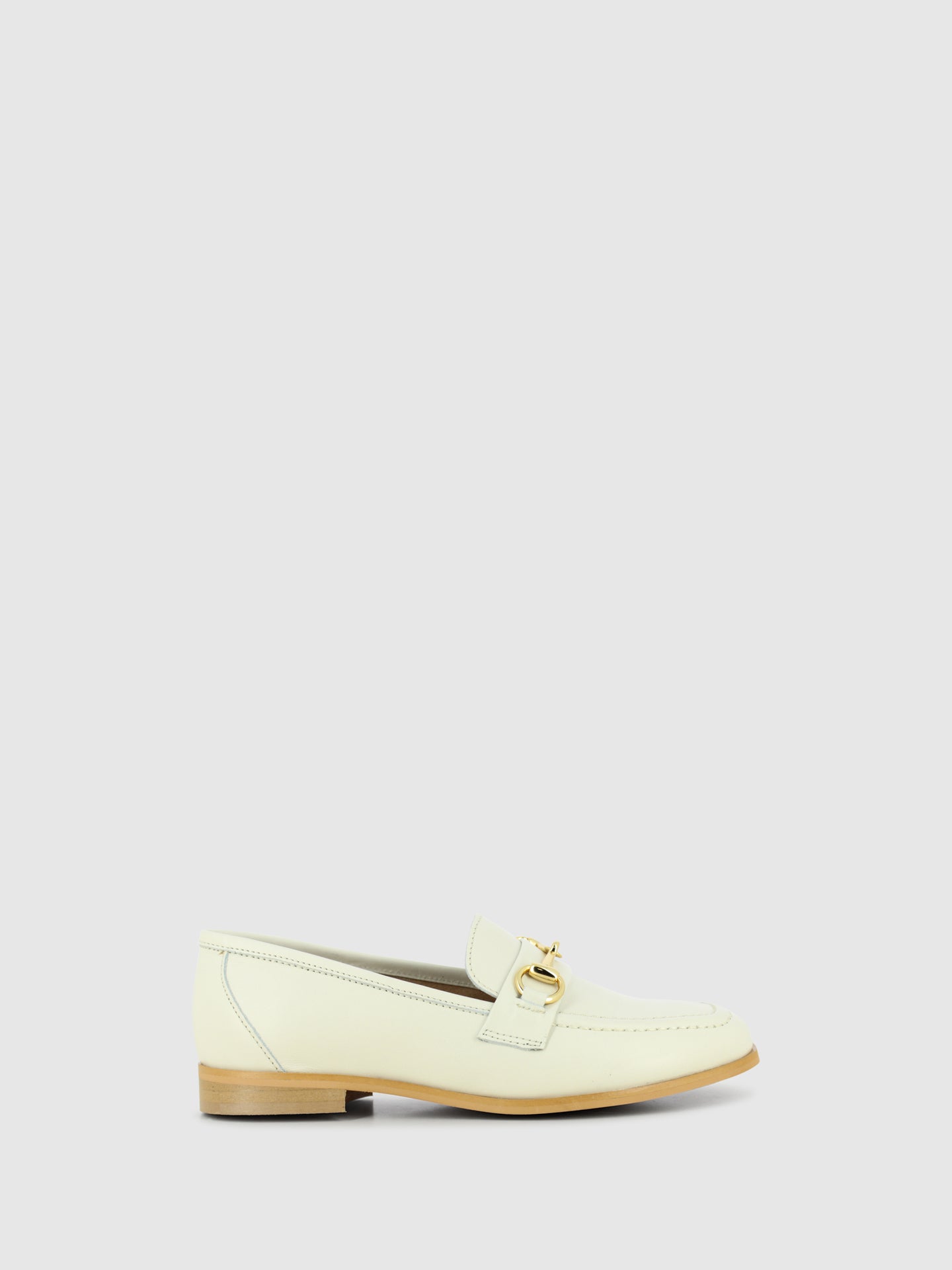 Foreva Loafers com Apliques Metálicos em Bege