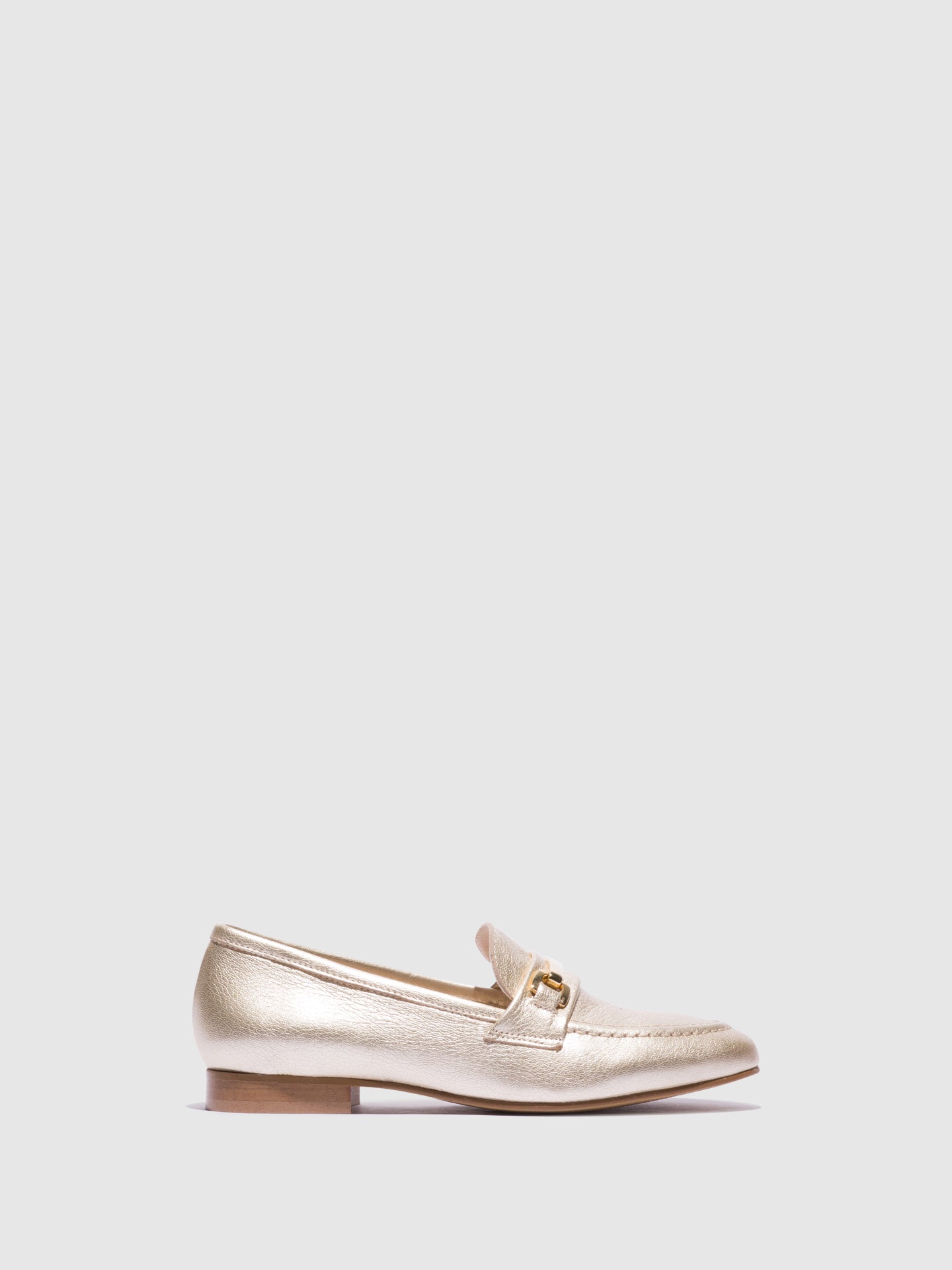 Foreva Loafers com Apliques Metálicos em Dourado