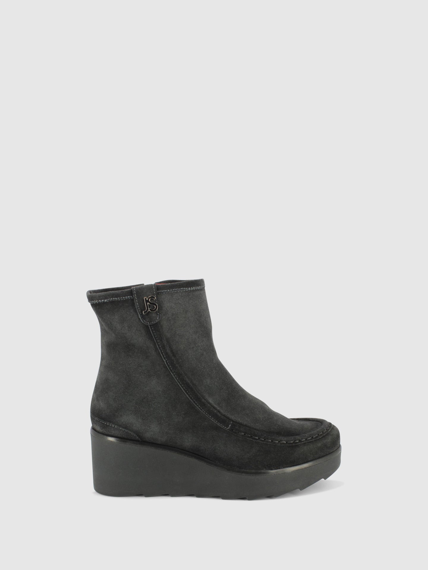 Jose Saenz Botins de Cunha em Cinzento