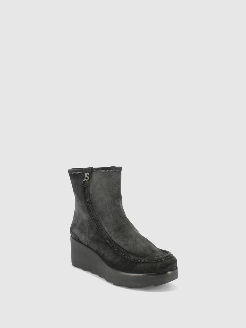 Jose Saenz Botins de Cunha em Cinzento